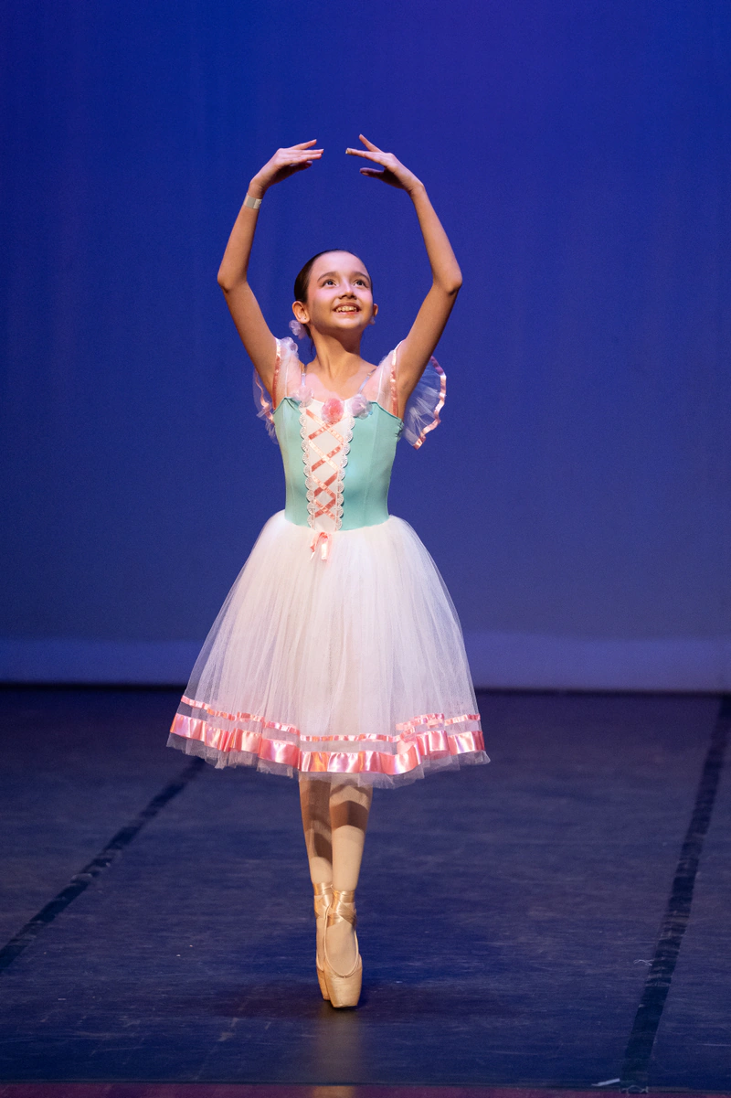 Bailarina con vestido pastel en el escenario